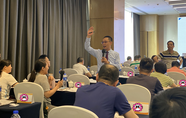 郭敬峰老师授课广东省能源集团�?60畅顺职场沟通》照�?.jpg