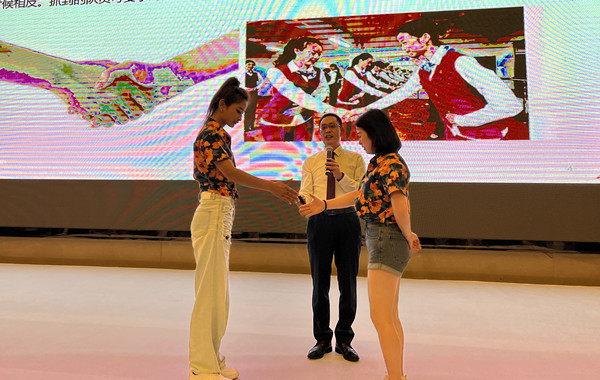 郭敬峰老师授课安徽某科技有限公司《Keep Smile》亲子教育家庭礼仪图�?.jpg